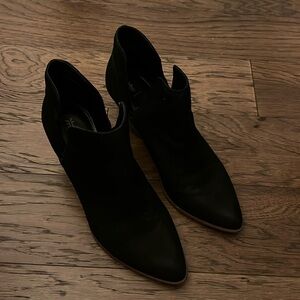 Women’s black suede Frye boots size 10M in great condition!